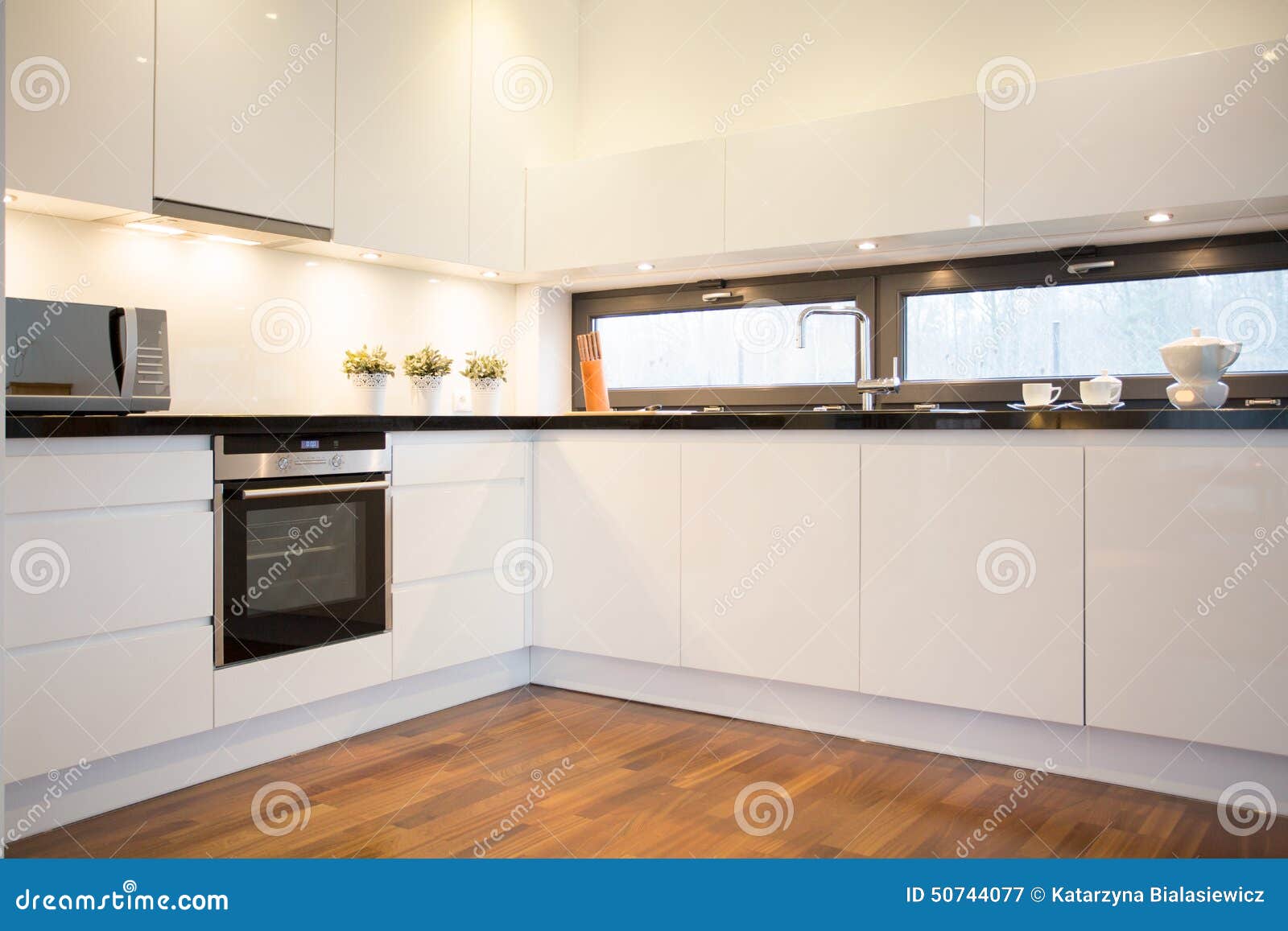 Witte keuken met houten vloer stock foto afbeelding: 50744077