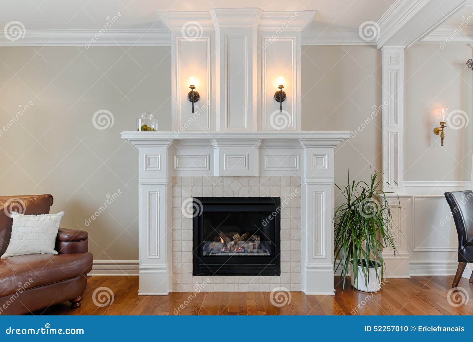 Witte Open Haard in Luxehuis Stock Image zwart, installatie: