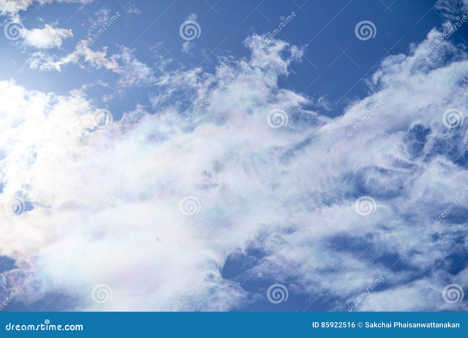 Witte pluizige wolken in de blauwe hemel, achtergrond