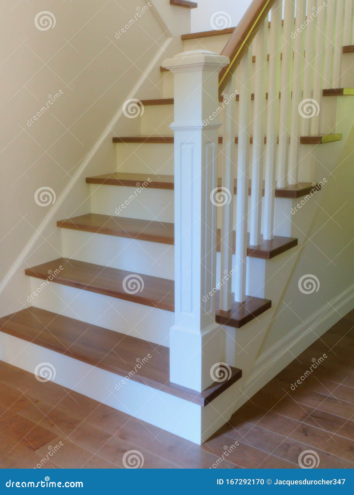 Merg alleen verlangen Witte Trap Binnenste Klassieke Houten Constructiestappen Stock Foto - Image  of huis, achtergrond: 167292170