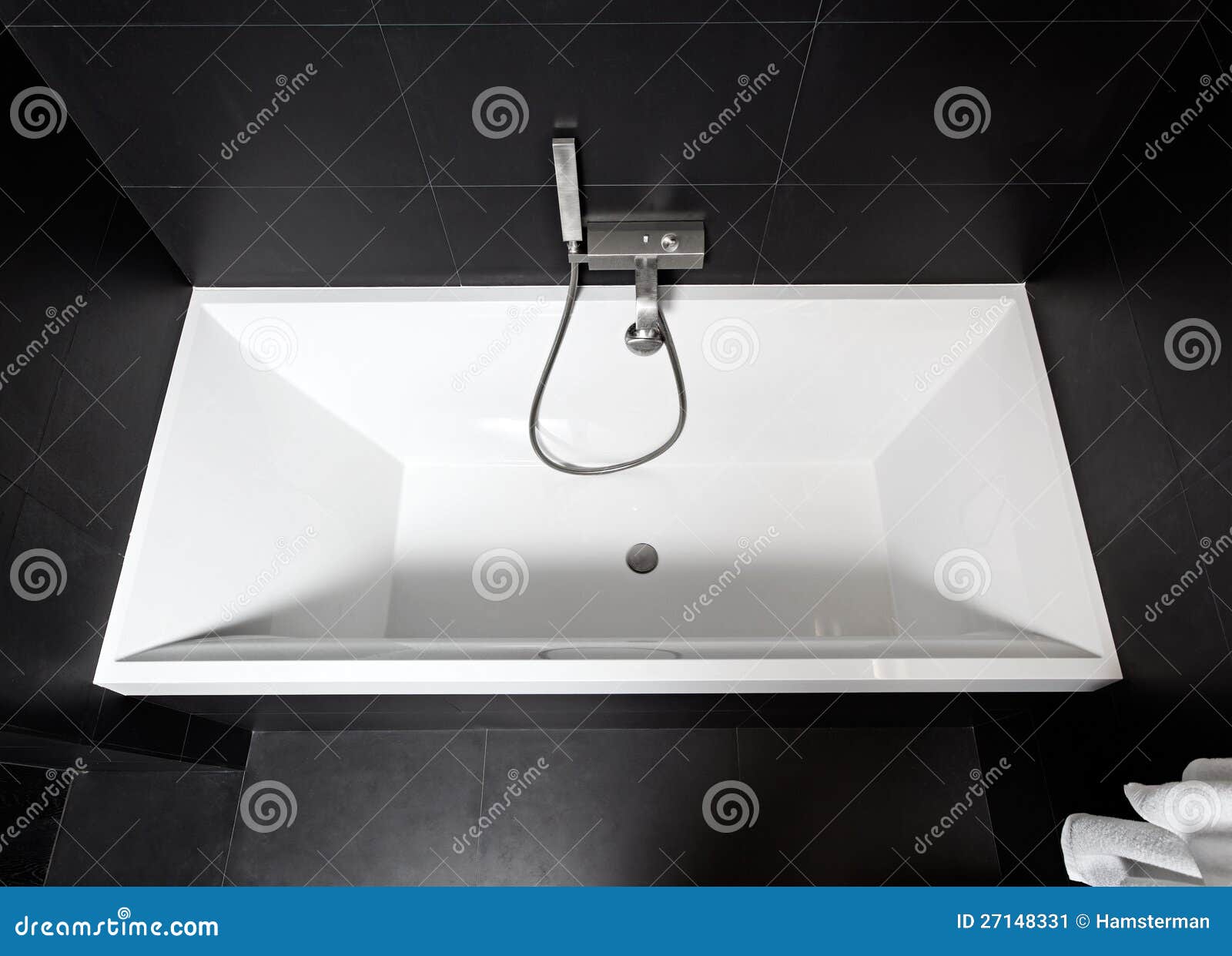 Baignoire de grand dos blanc dans la salle de bains moderne image ...