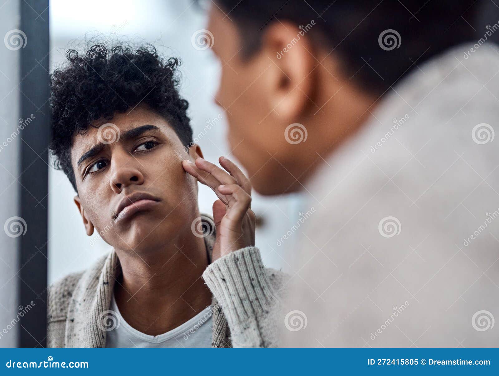 Wo Ein Echter Lebensfilter Benötigt Wird. Ein Gut Aussehender Junger Mann,  Der Sein Gesicht Im Spiegel Des Badezimmers Sieht. Stockbild - Bild von  badezimmer, karosserie: 272415805