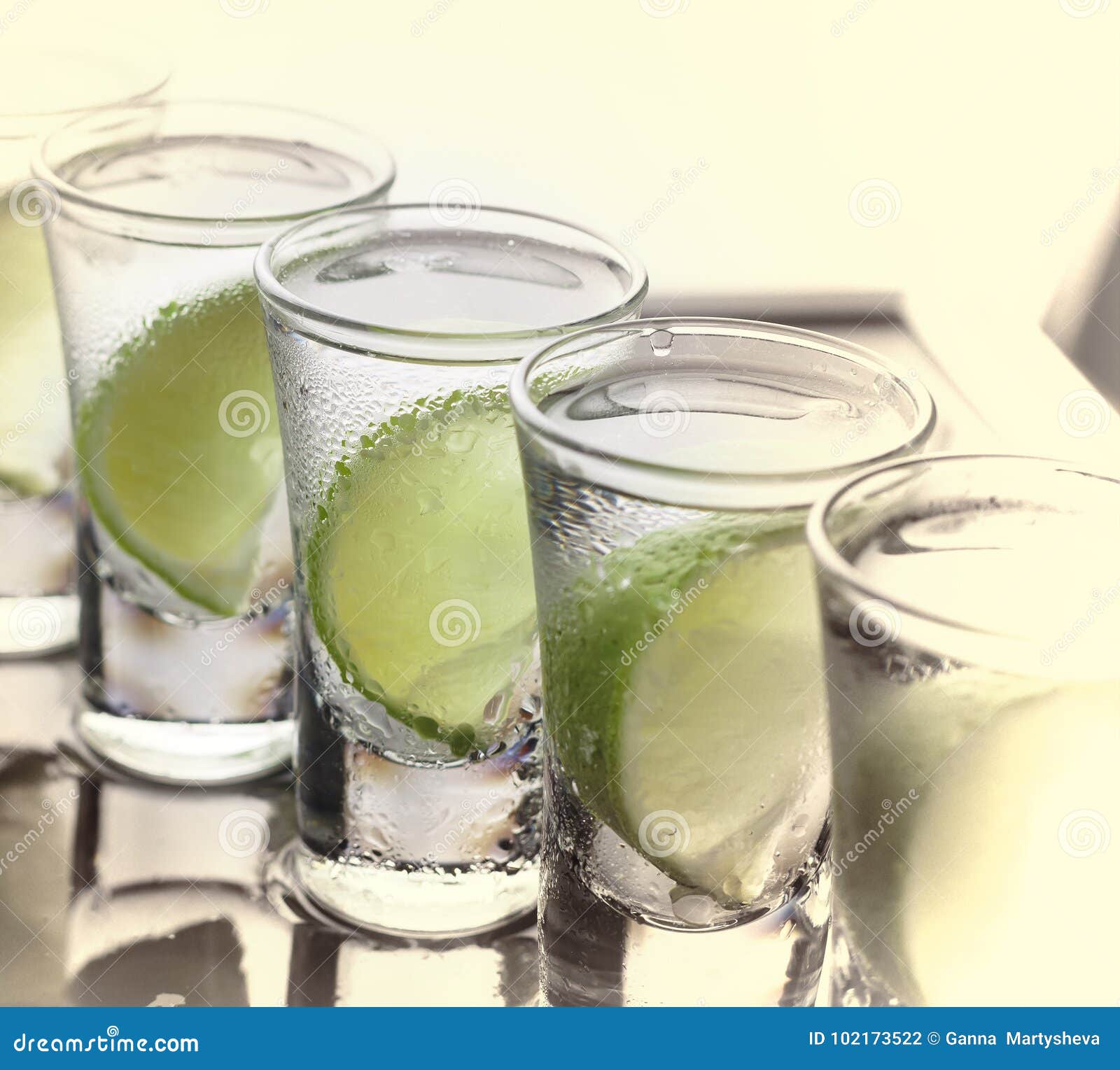 Wodka, Gin, Tequila Mit Kalk Cocktail Stockfoto Bild von makro