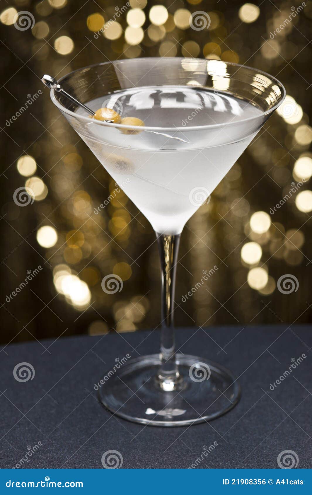 Wodka Martini Mit Olive Schmücken Stockfoto - Bild von glas, martini ...