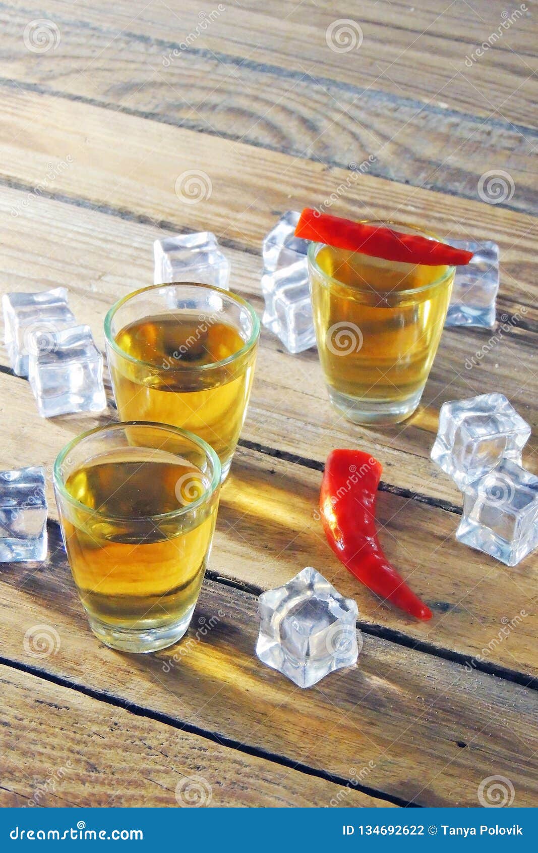 Wodka mit Pfeffer stockfoto. Bild von flüssigkeit, koch 134692622