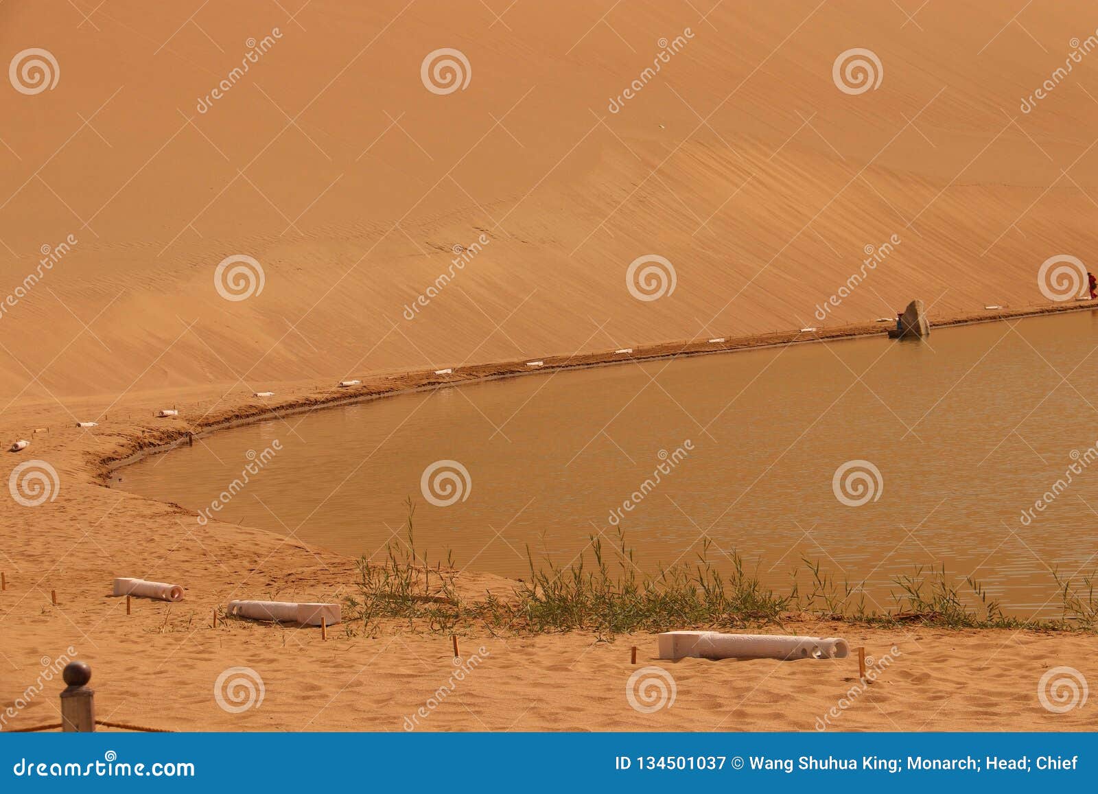 Woestijn in Xinjiang, China wordt gefotografeerd dat