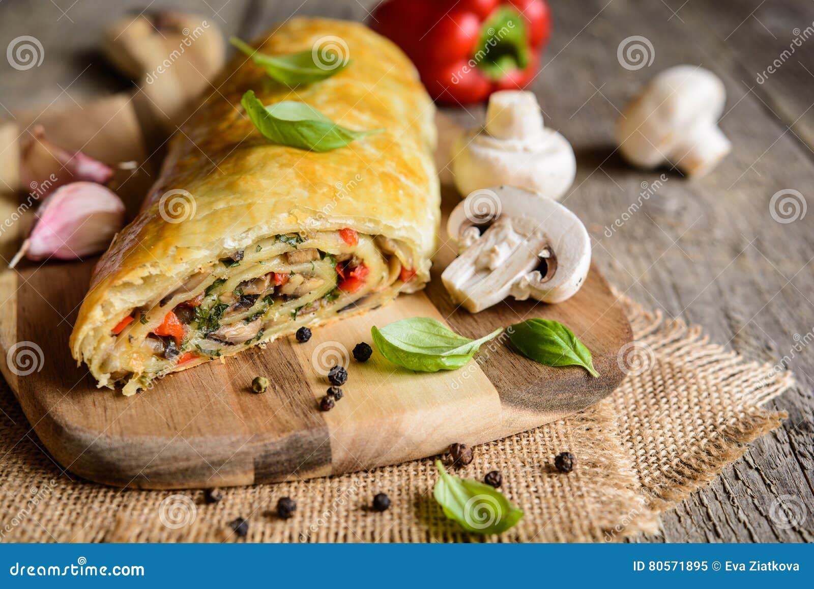 Wohlschmeckender Strudel Mit Pilzen, Rotem Pfeffer, Zwiebel, Knoblauch ...