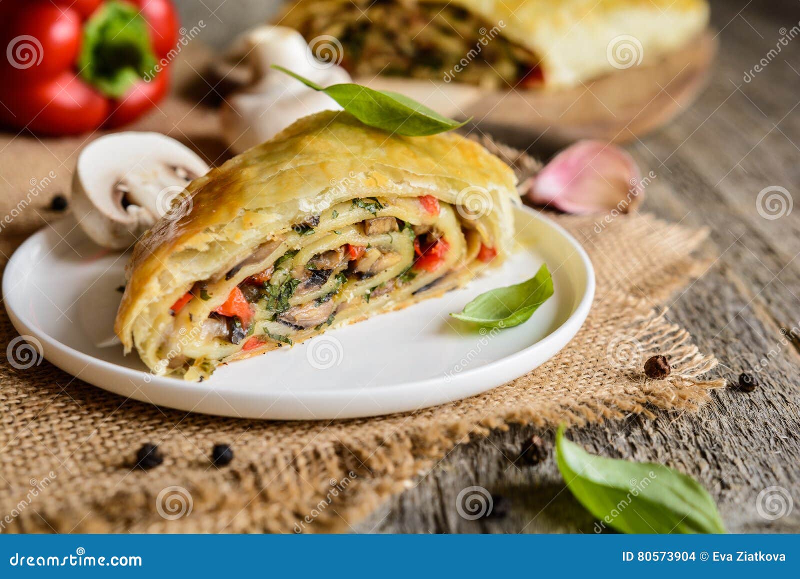 Wohlschmeckender Strudel Mit Pilzen, Rotem Pfeffer, Zwiebel, Knoblauch ...