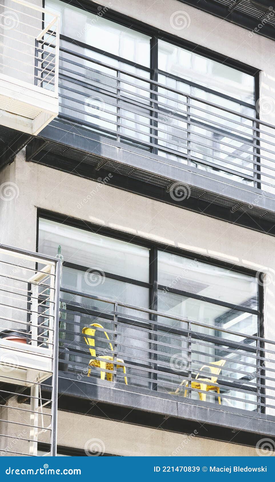 Wohngebäude Balkon Mit Kunststoffstühlen New York City Usa Stockbild Bild von stuhl, fassade:
