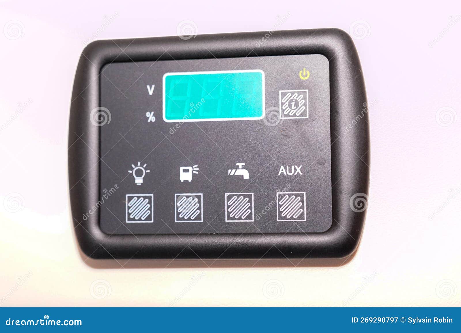 https://thumbs.dreamstime.com/z/wohnmobil-modernes-camper-interieur-f%C3%BCr-wasserbeleuchtung-und-solarpaneele-ein-van-motorhome-moderner-control-panel-innenbereich-269290797.jpg