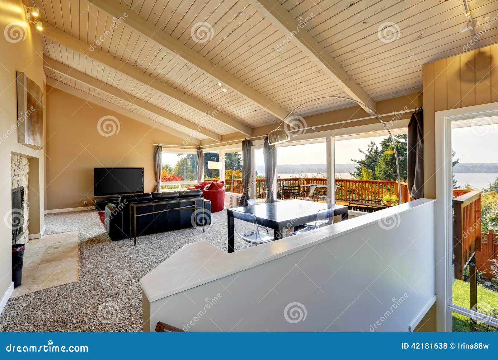 Wohnzimmerinnenraum Mit Hoher Decke Im Luxushaus Stockfoto - Bild von