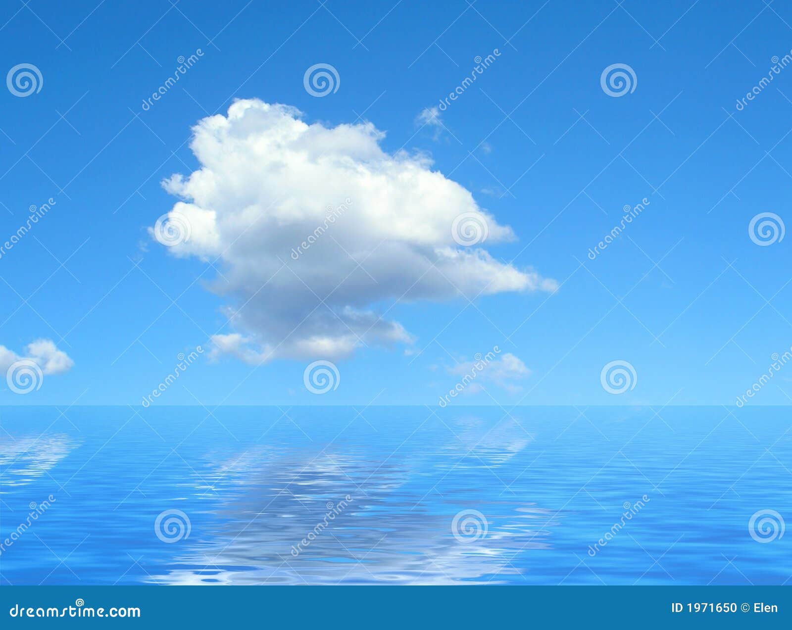 Wolke und Meer. Blaue Landschaft mit Wolkenreflexion im Meer