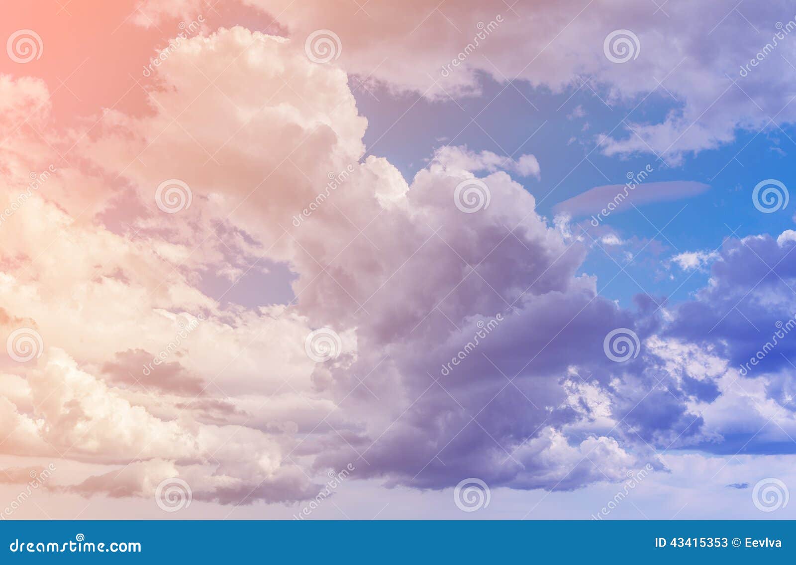 Wolken Farbe tonte Bild. Weiße Wolken mit Hintergrund des blauen Himmels Farbe tonte Bild