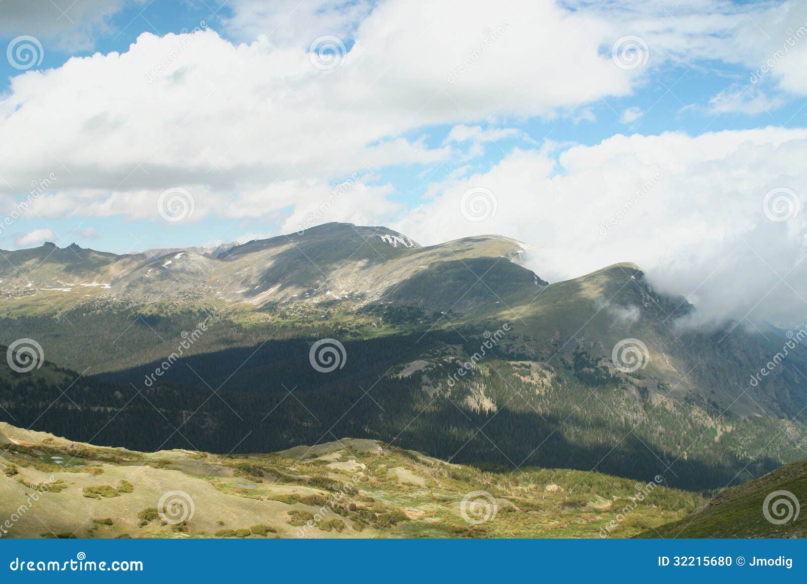 Wolken Wat Betreft De Bergtoppen Stock Foto - Image of berg, park: 32215680