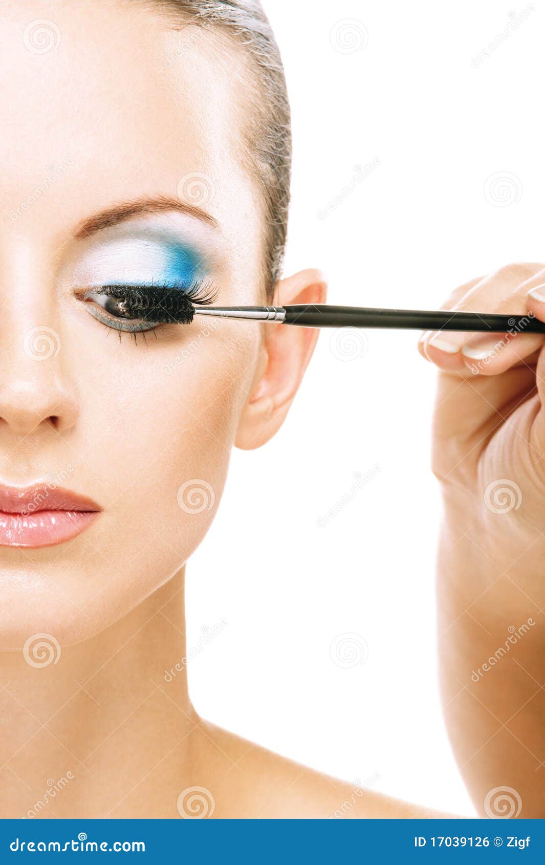 woman applying blusher eyelid