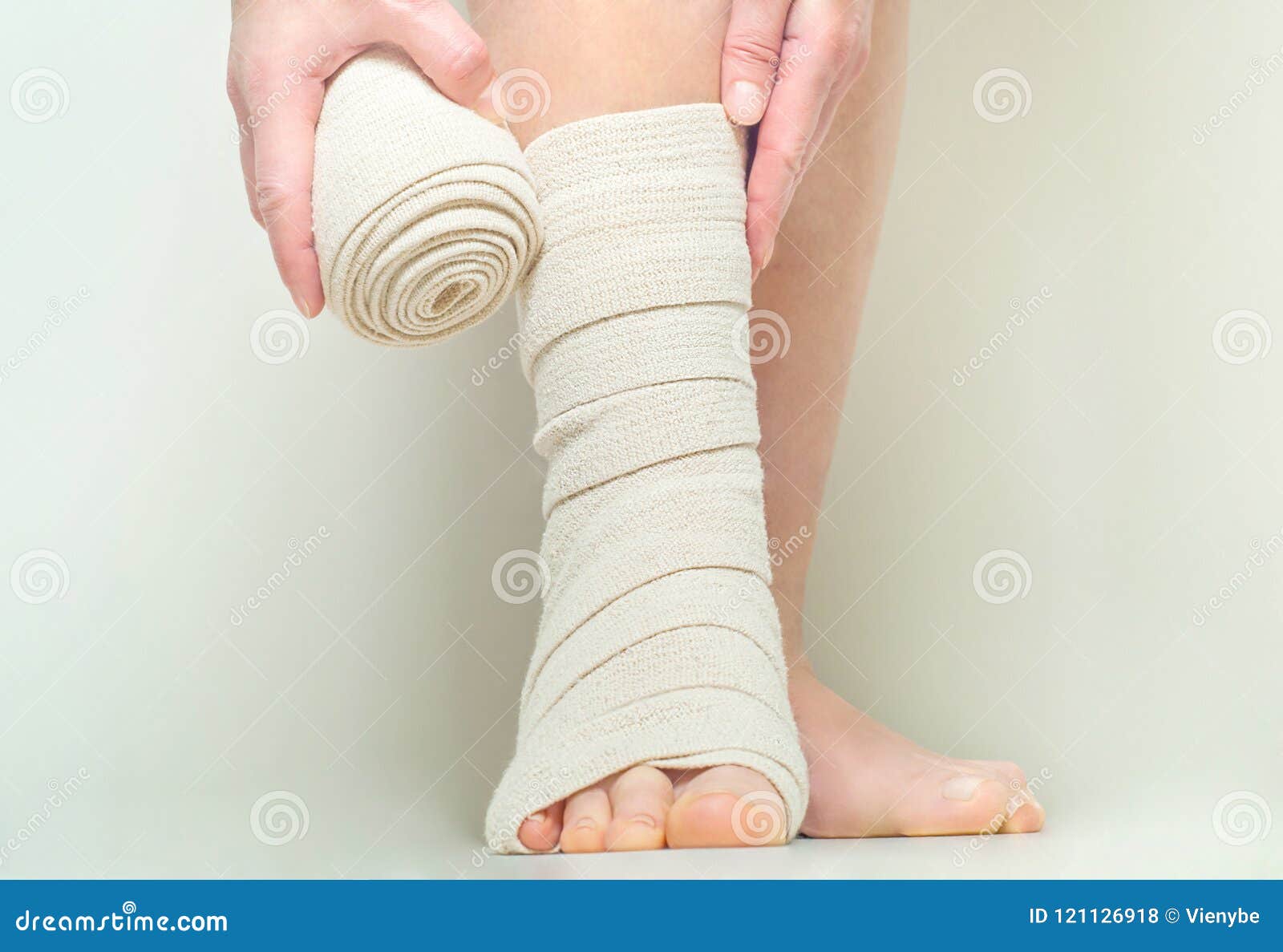 Как правильно бинтовать ноги после операции. Эластичный бинт после операции. Эластичный бинт на стопу. Эластичная повязка на ногу.