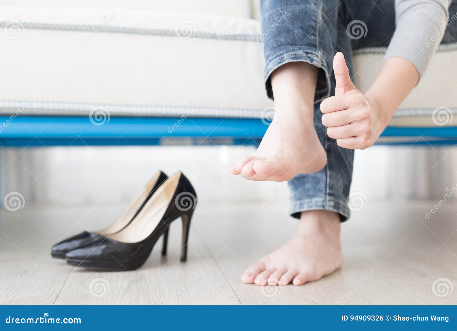 woman athlete`s foot