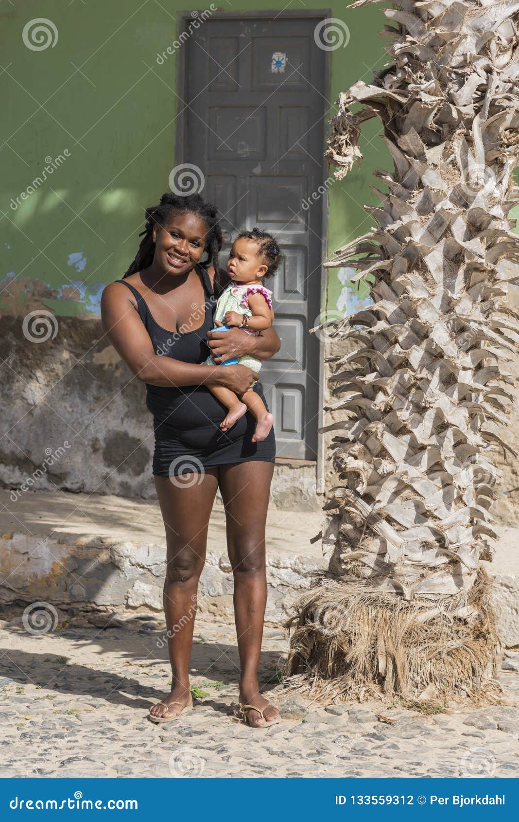 Stort univers hektar at donere Woman with Baby Sal Rei Cape Verde Editorial Photography - Image of town,  african: 133559312