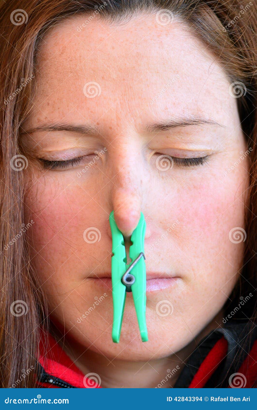 champán Esquiar grieta Woman - bad smell and odor stock photo. Image of odor - 42843394