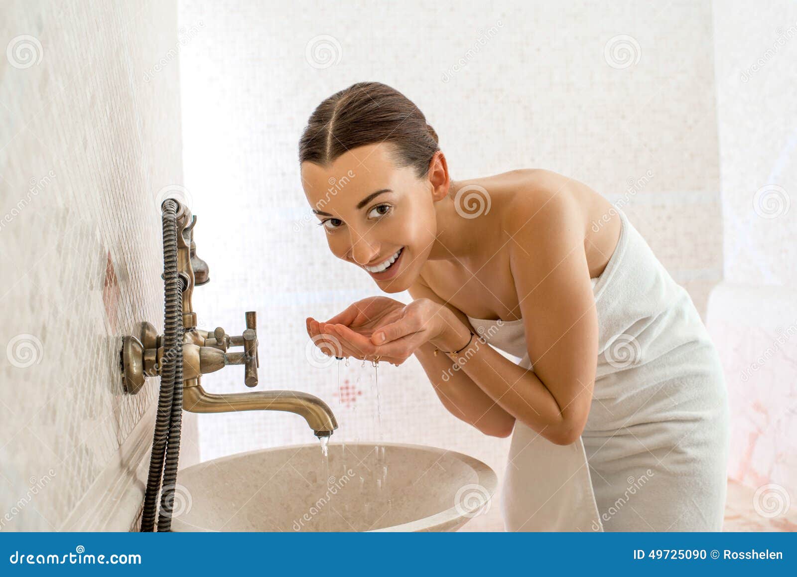 Моют какое лицо. Женщина умывается. Девушка в ванной умывается. Умыться. Человек умывается.
