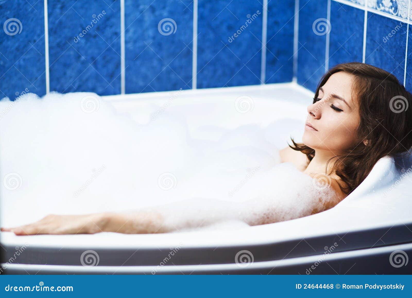 Муж жена ванна видео. Теплая ванна. Холодная ванна. Расслабленная женщина в ванной. Симпатичная девушка расслабляется в ванной.