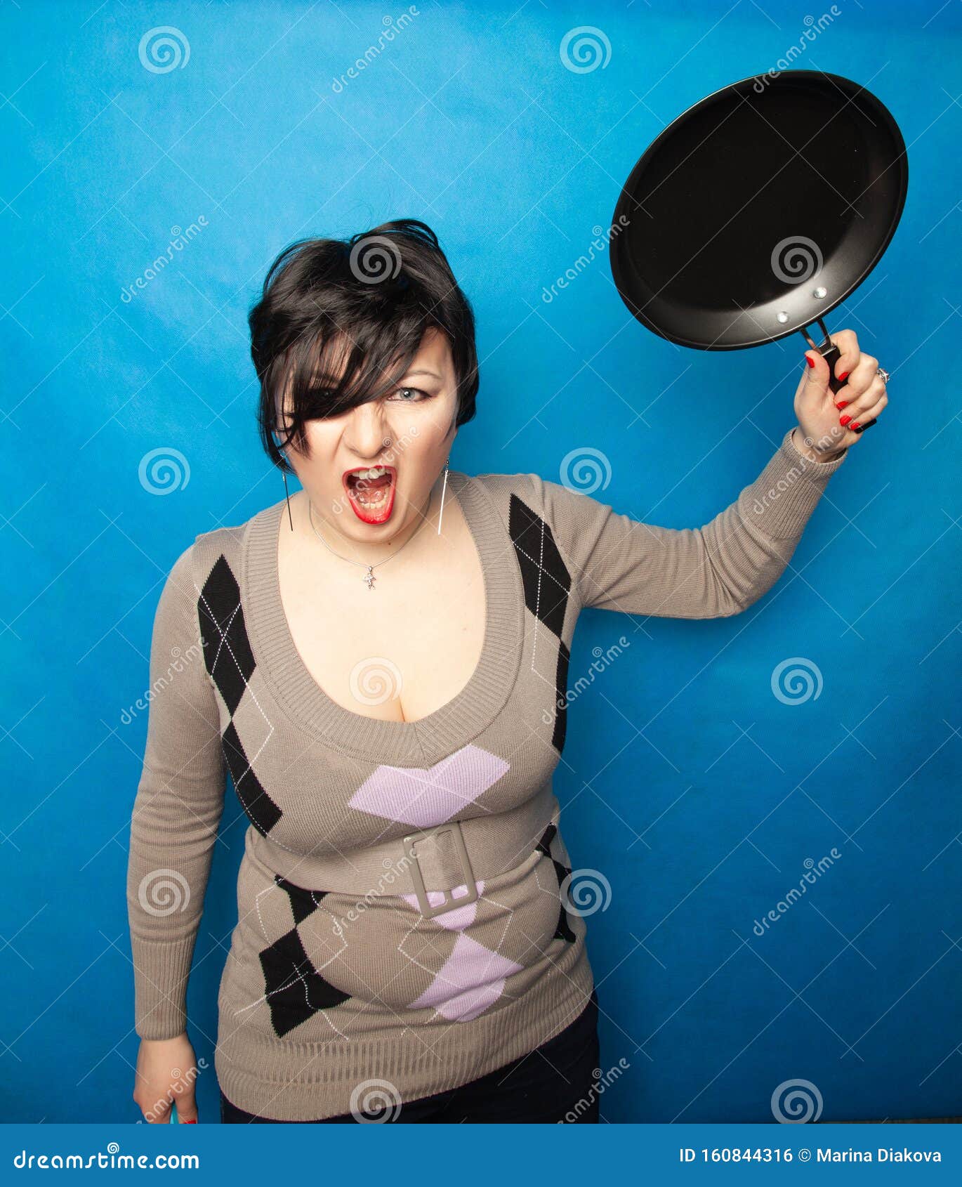 Albums 90+ Images woman beats woman with frying pan on facebook Stunning