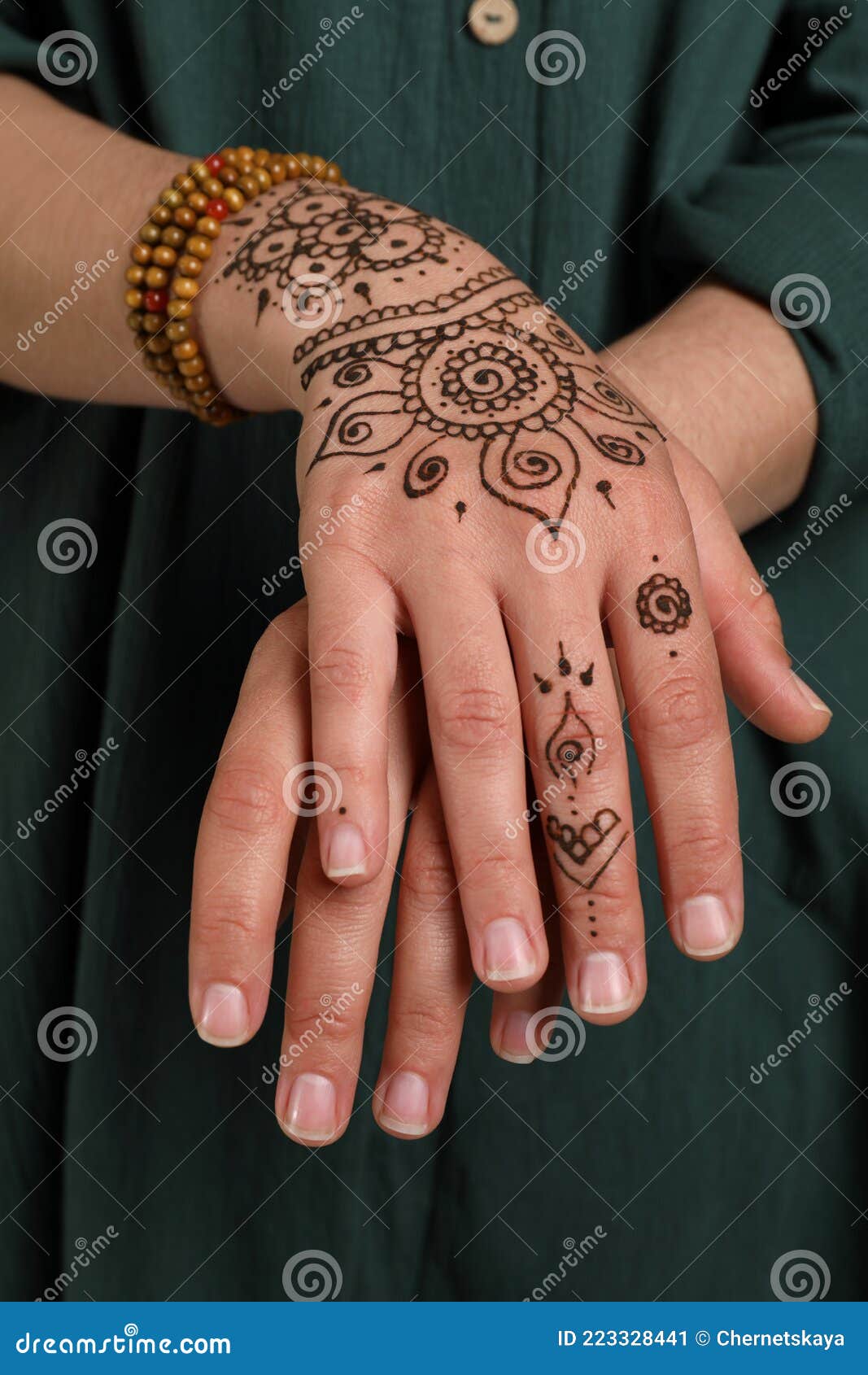 Woman with Beautiful Henna Tattoo on Hand, Closeup. Traditional Mehndi  Stock Image - Image of muslim, green: 223328441