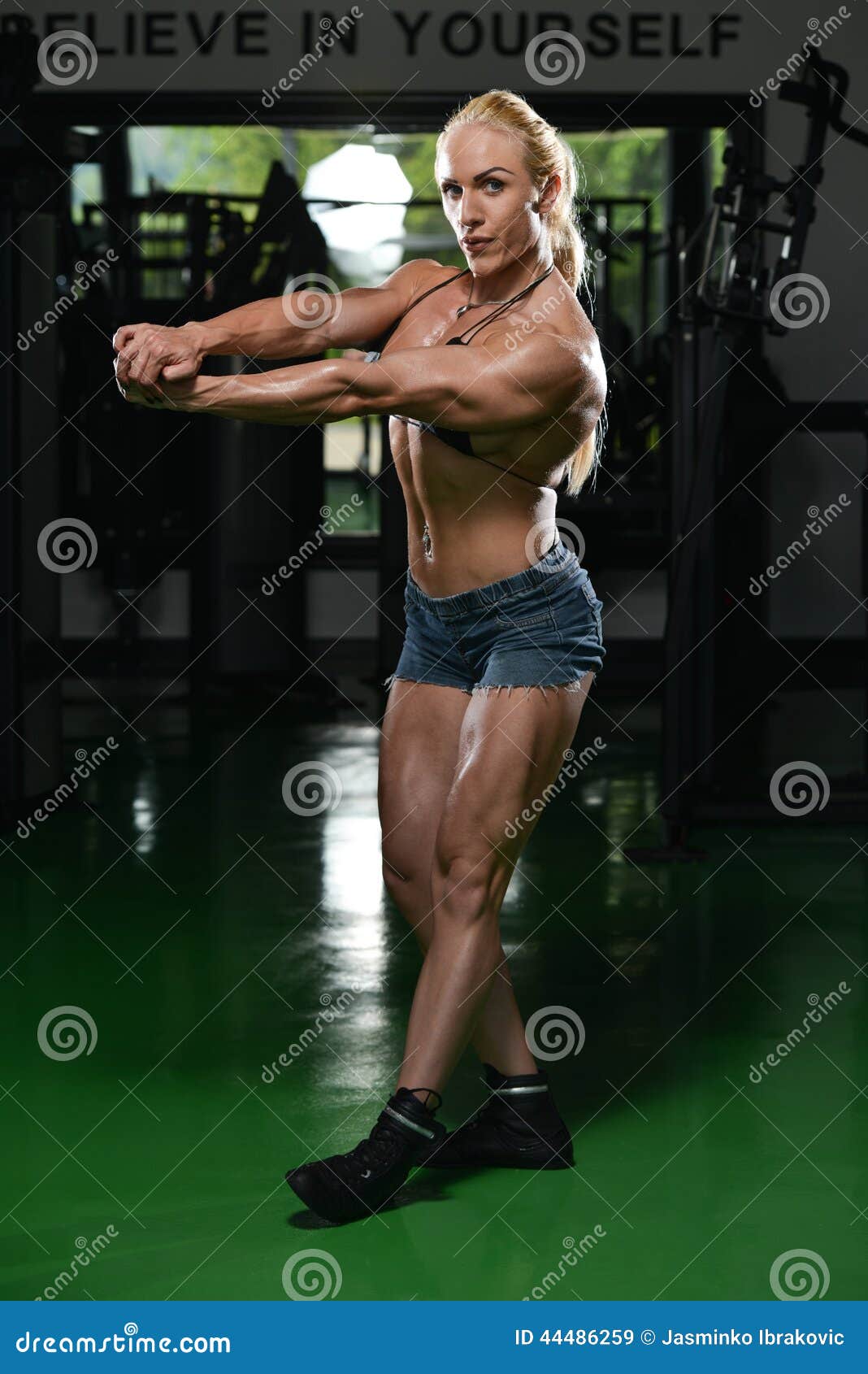 Woman Bodybuilder Performing Side Chest Pose Stock Image - Image of  lifestyle, clothing: 44486259
