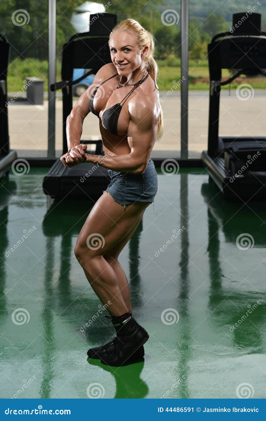 Woman Bodybuilder Performing Side Chest Pose Stock Image - Image of female,  aerobics: 44486591