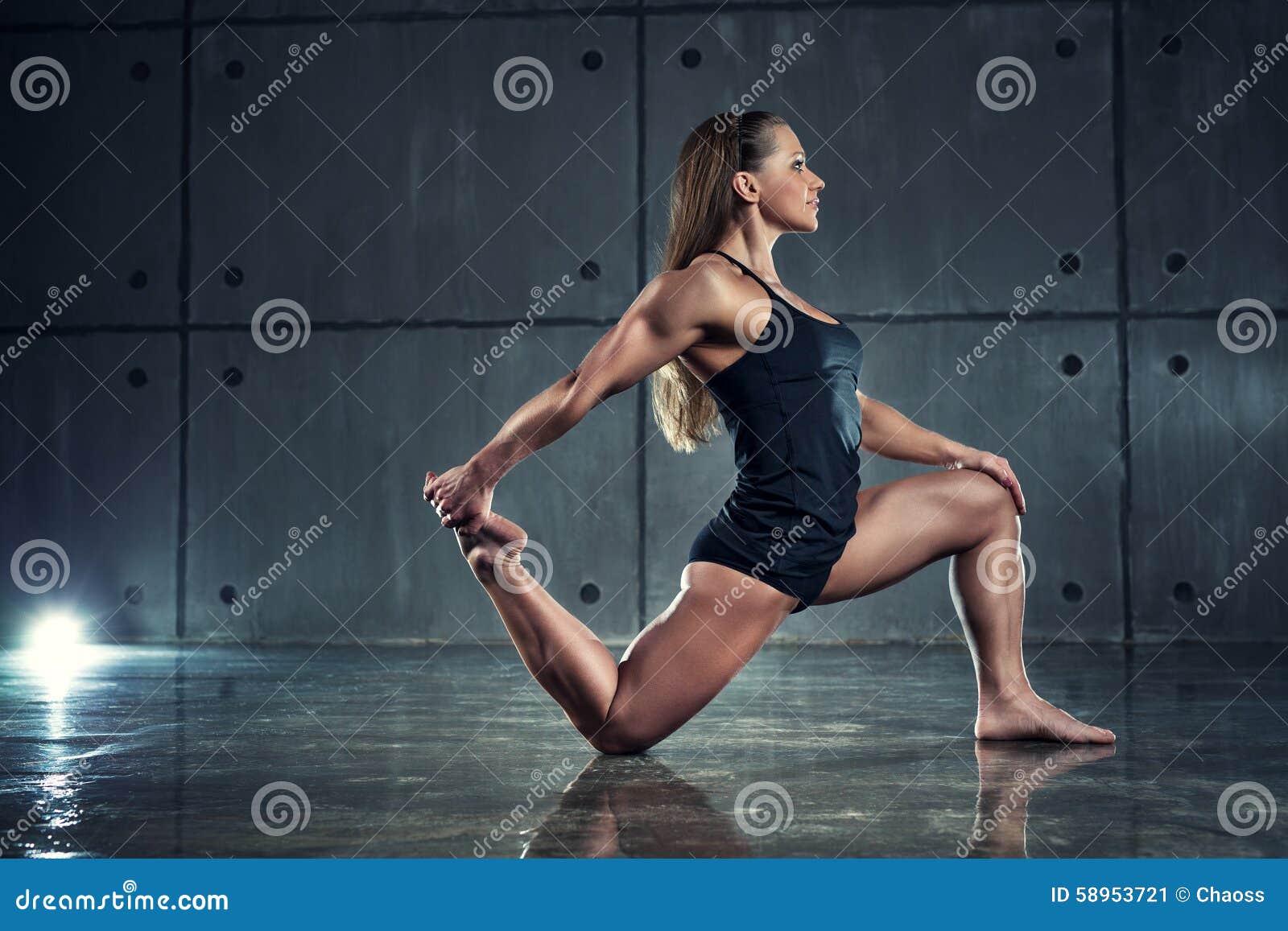 2,876 Bodybuilder Pose Woman Stock Photos - Free & Royalty-Free Stock  Photos from Dreamstime