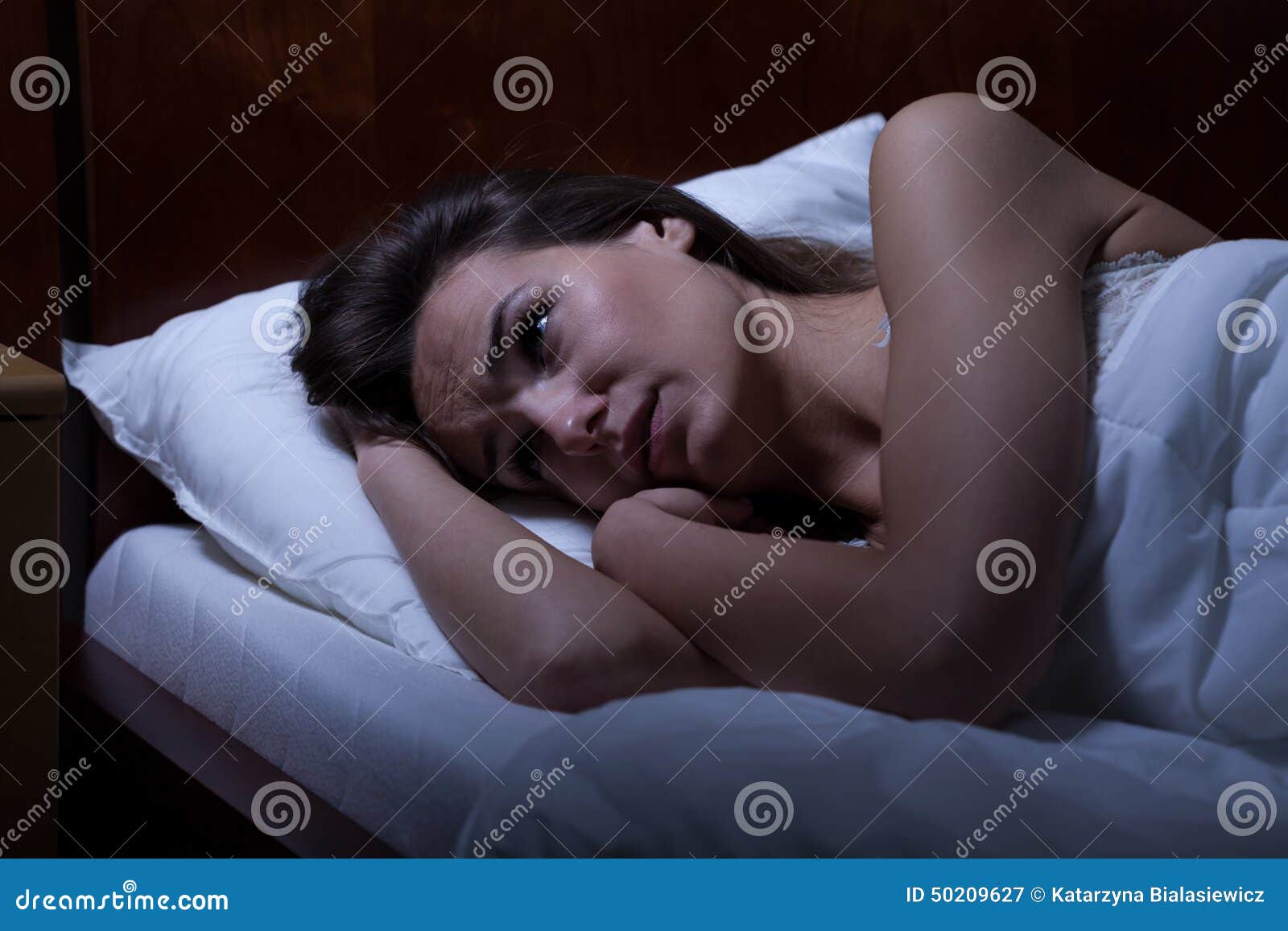 woman can't sleep during night