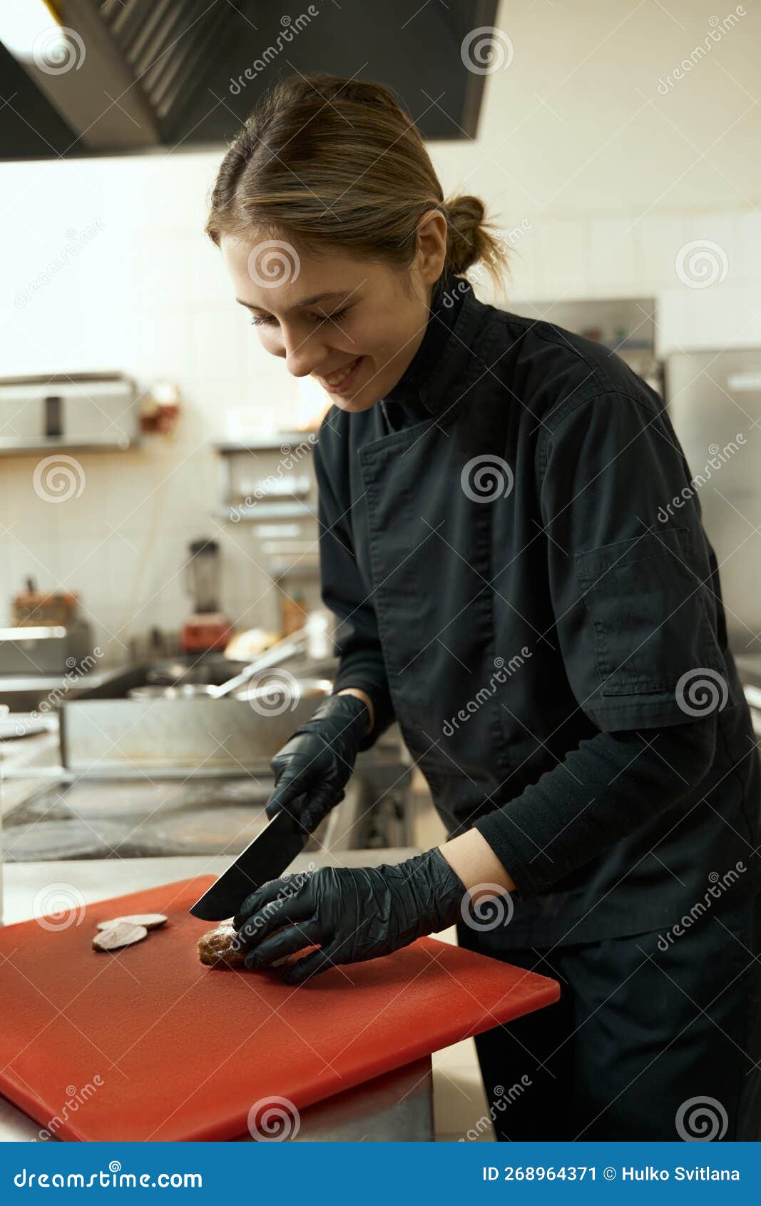 majs Ellers Nerve Smiling Woman Chef Cuts Sous Vide Meat into Thin Slices Stock Image - Image  of cooked, dinner: 268964371