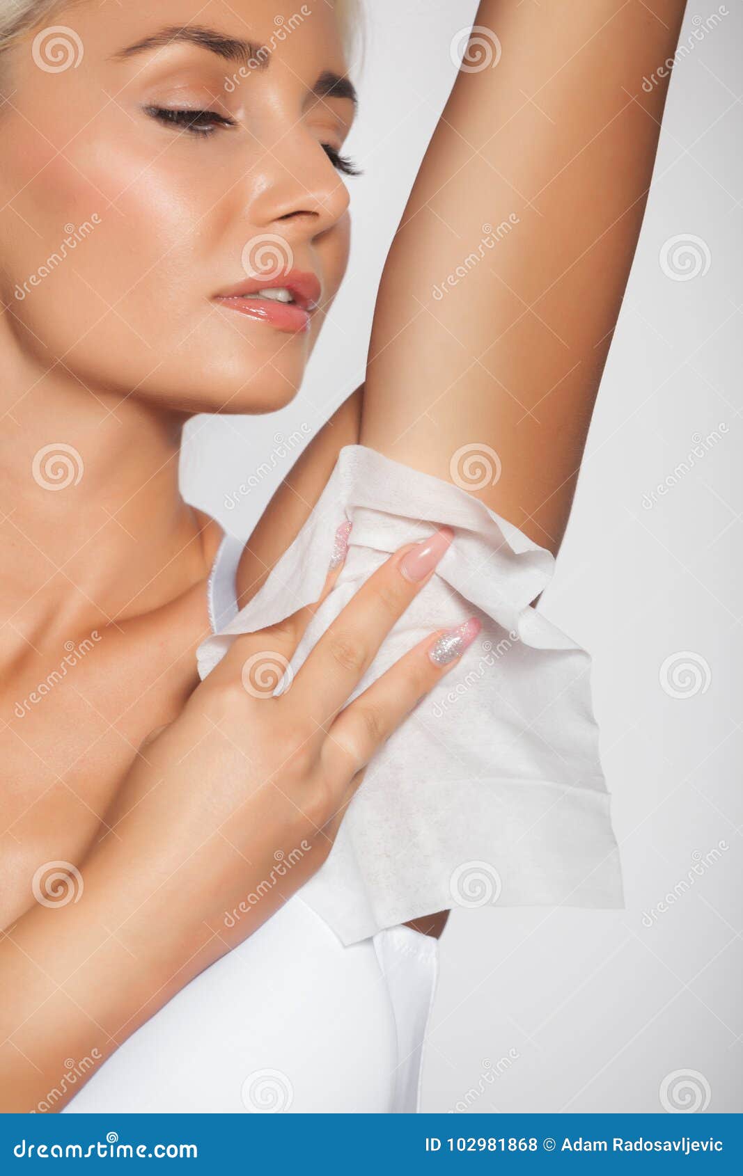 woman clean the armpit with wet wipes