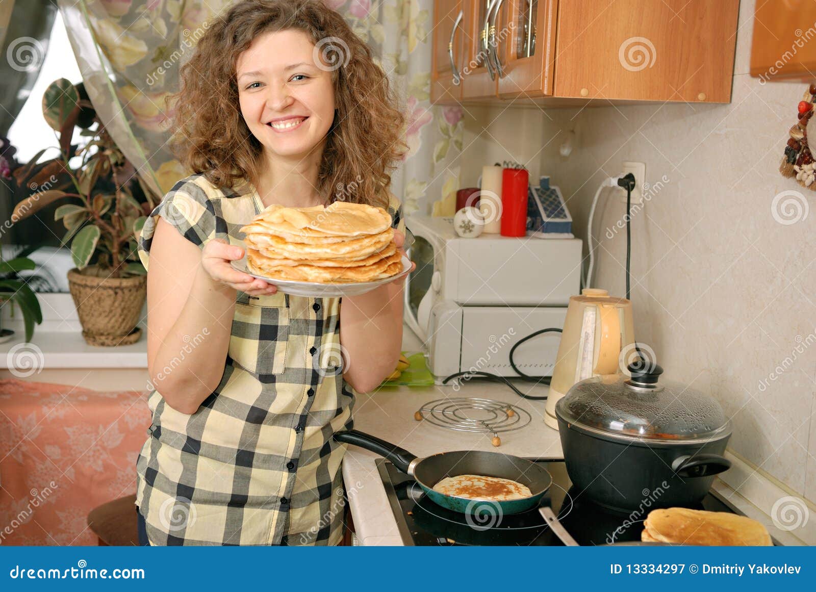 Woman cooking pancakes stock image. Image of pancake 13334297