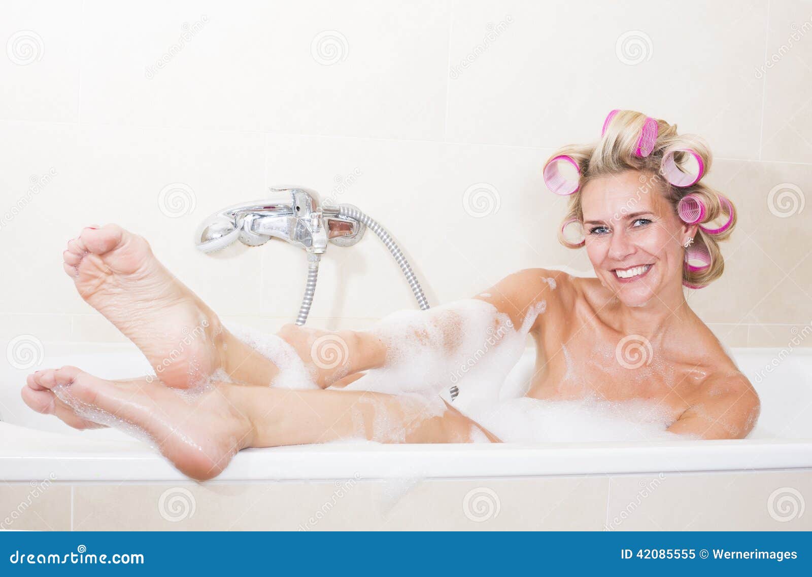 Жена моет ванну. Женщина в бигудях. В бигудях в ванной. Женщина в бигудях в в ванной. Фотосессия в ванне бигуди.