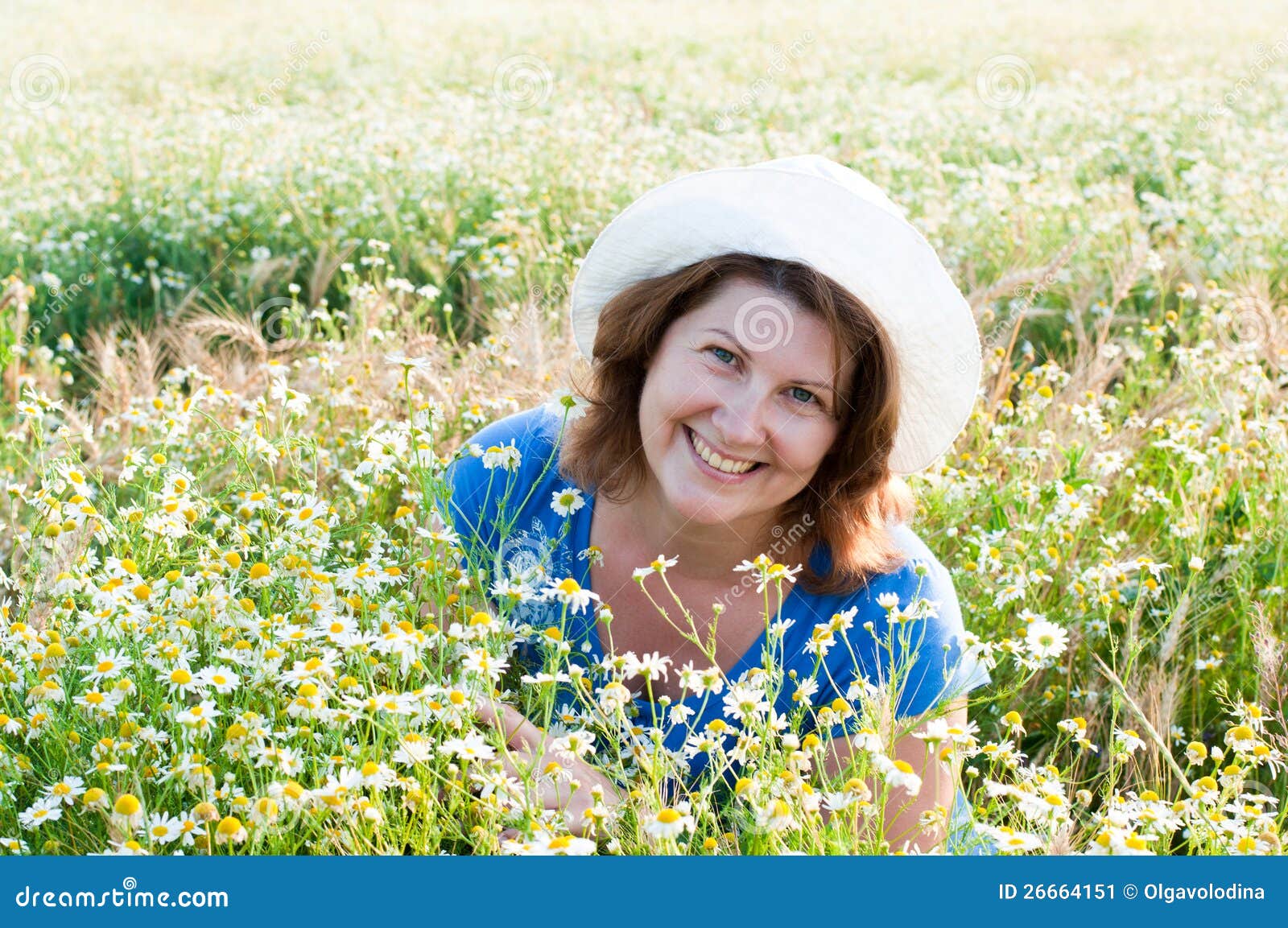 The woman on the daisy field