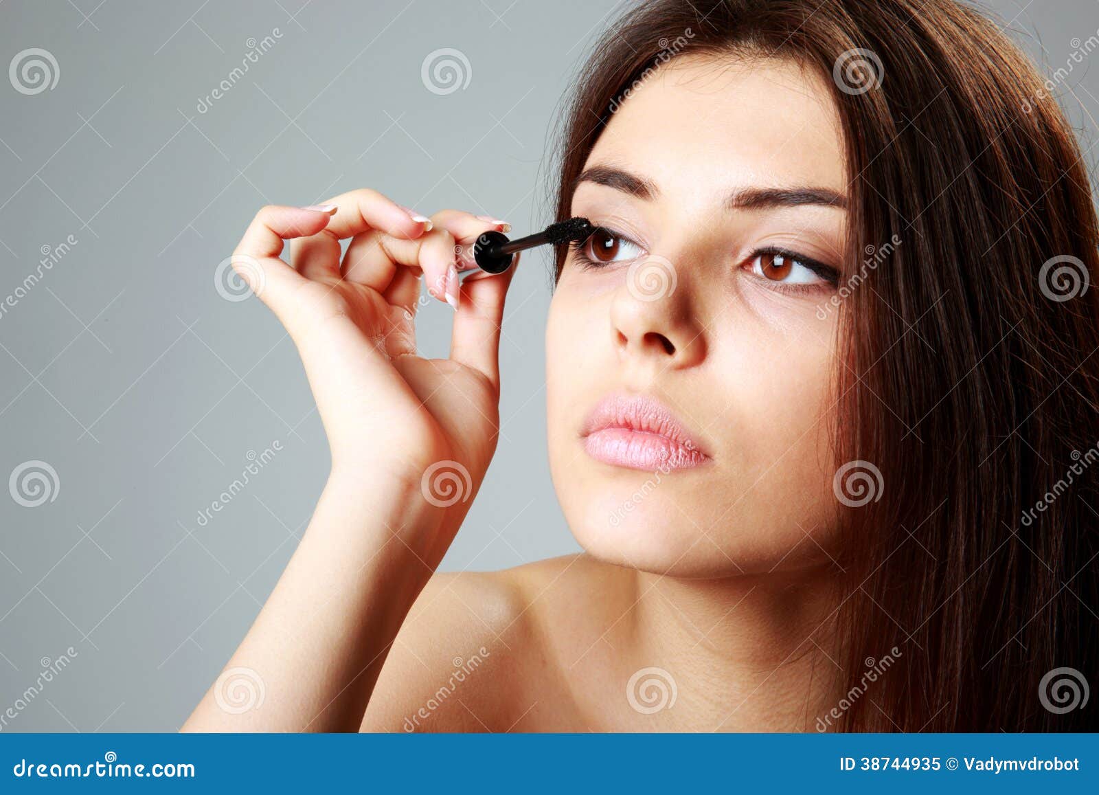 woman doing makeup