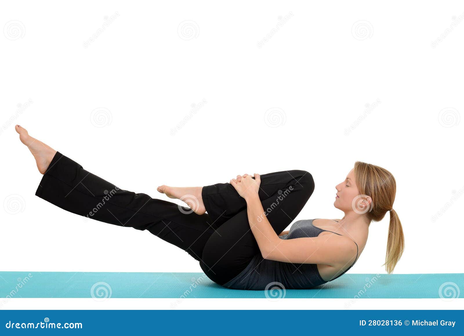 woman doing pilates single leg stretch