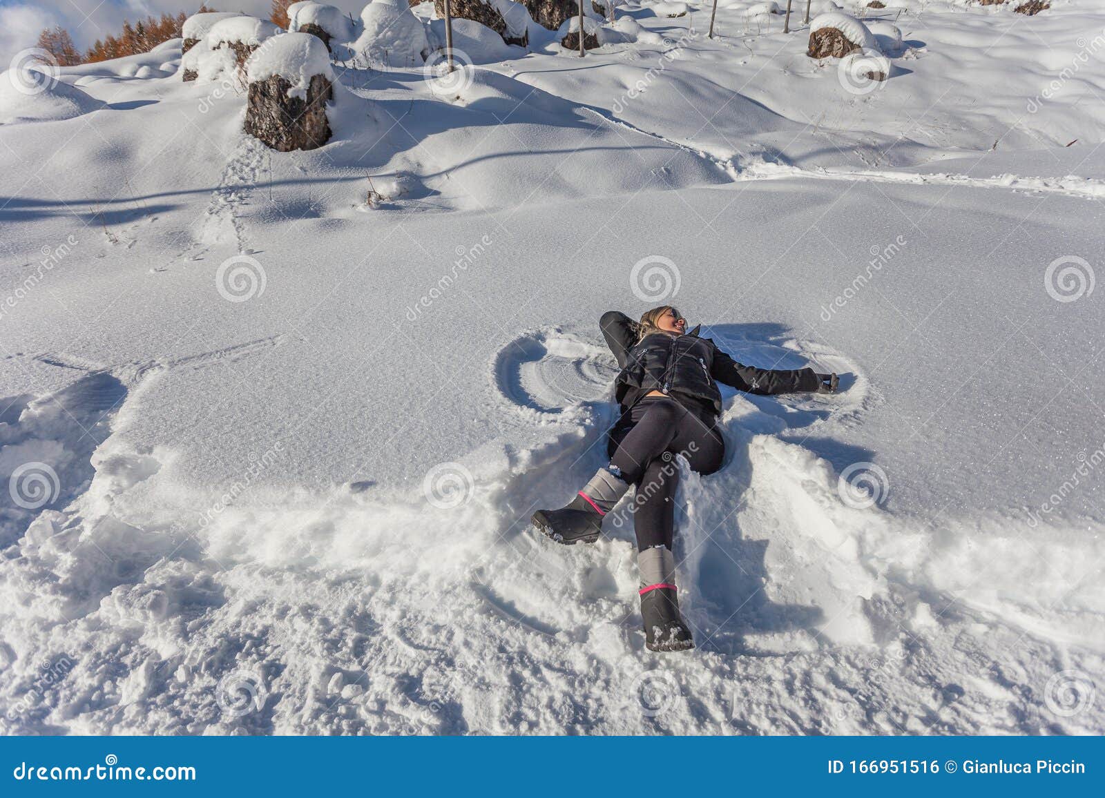Woman Dressed In Black Happy While Lying On The Snow 库存照片 图片包括有本质 女性 Woman Dressed In Black Happy While Lying On The Snow 库存照片 图片包括有本质 女性