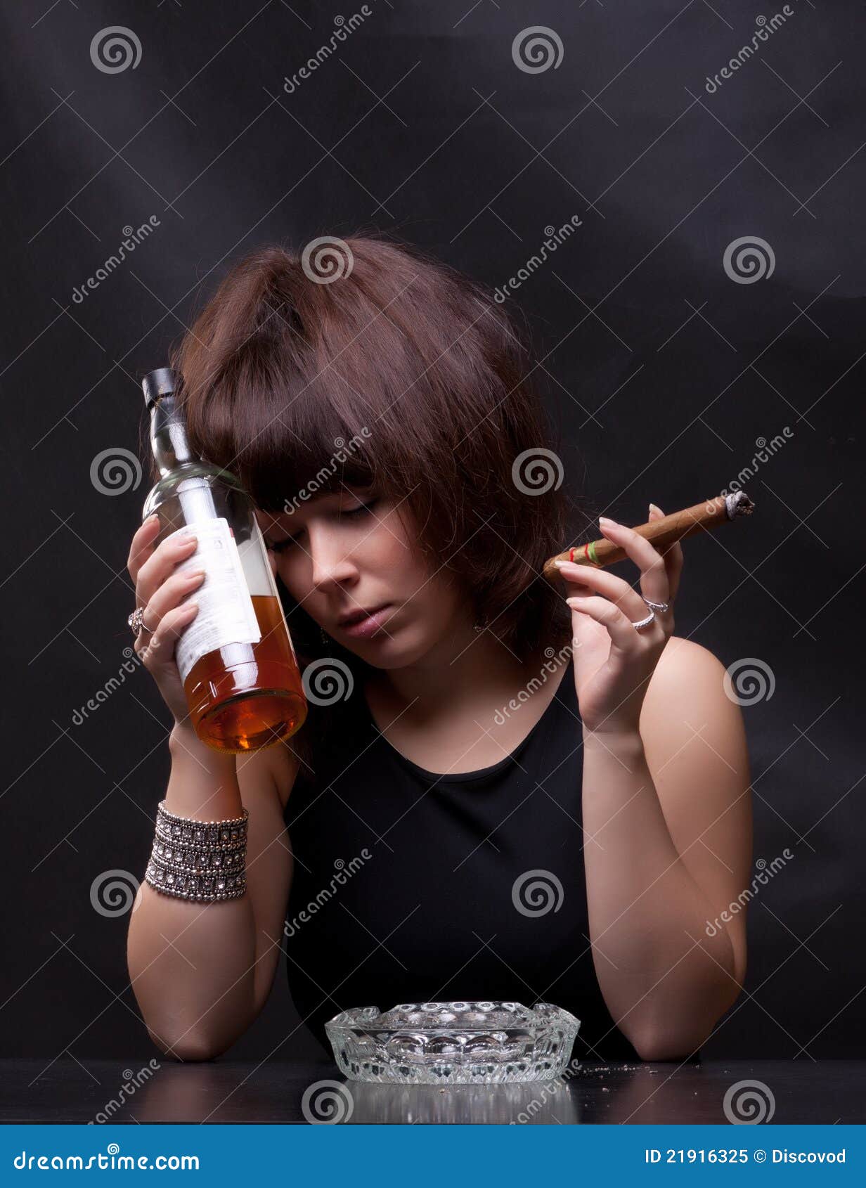 Видео пить курить. Девушка с виски и сигаретом. Женщина с сигаретой и алкоголем. Девушка с бутылкой и сигаретой. Курящие и пьющие женщины.