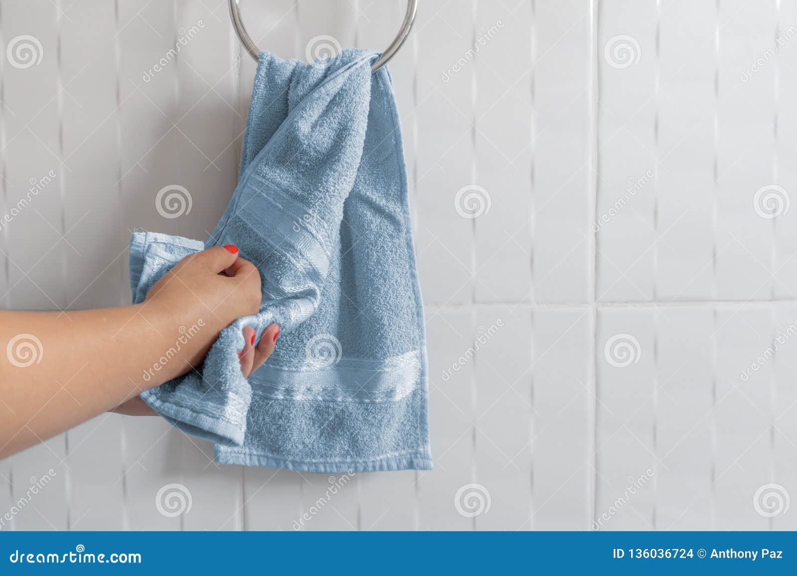 Вытирание полотенцем. Полотенце для рук. Вытирание рук полотенцем. Полотенце для рук висит. Полотенце для вытерание рук.