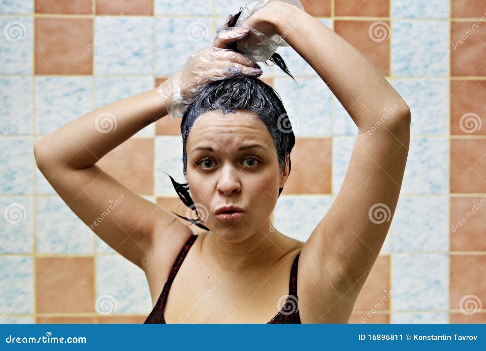 woman dyeing hairs