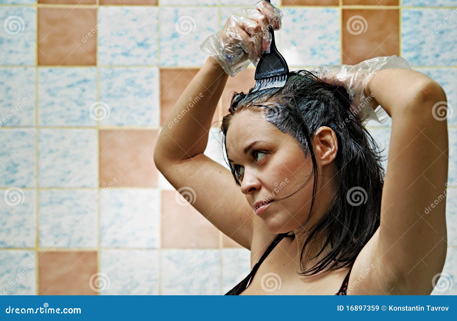 woman dyeing hairs