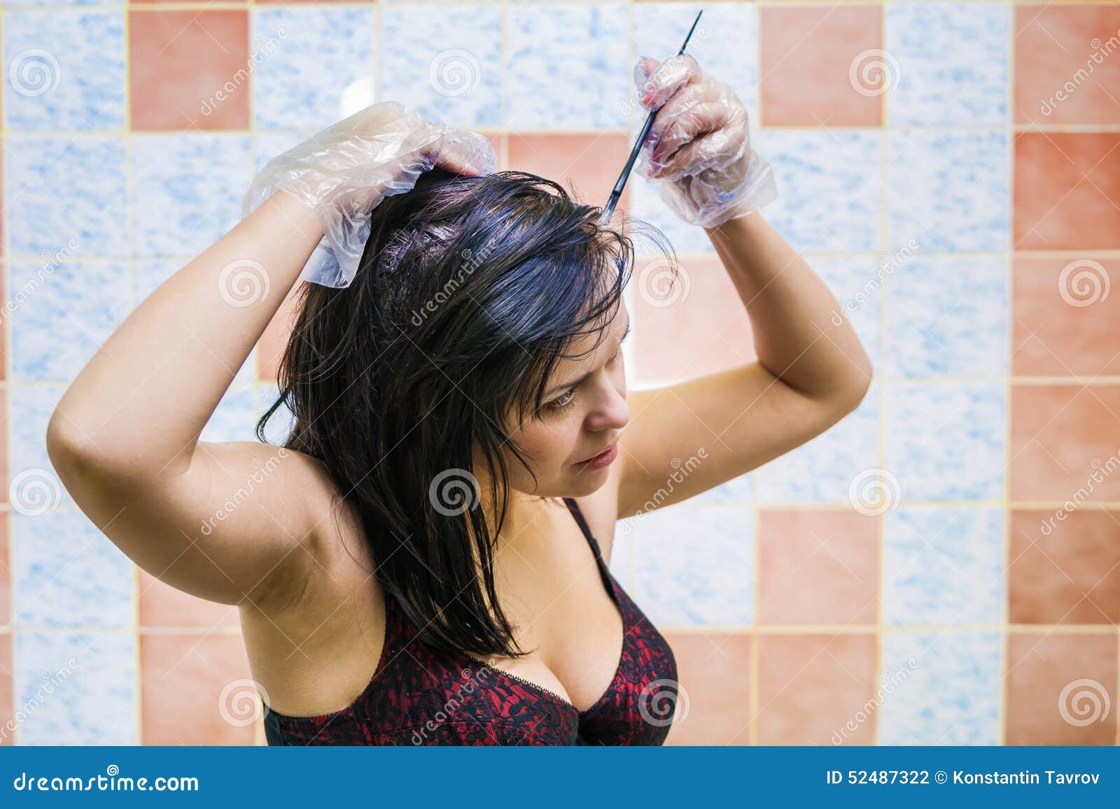 woman dyeing hairs