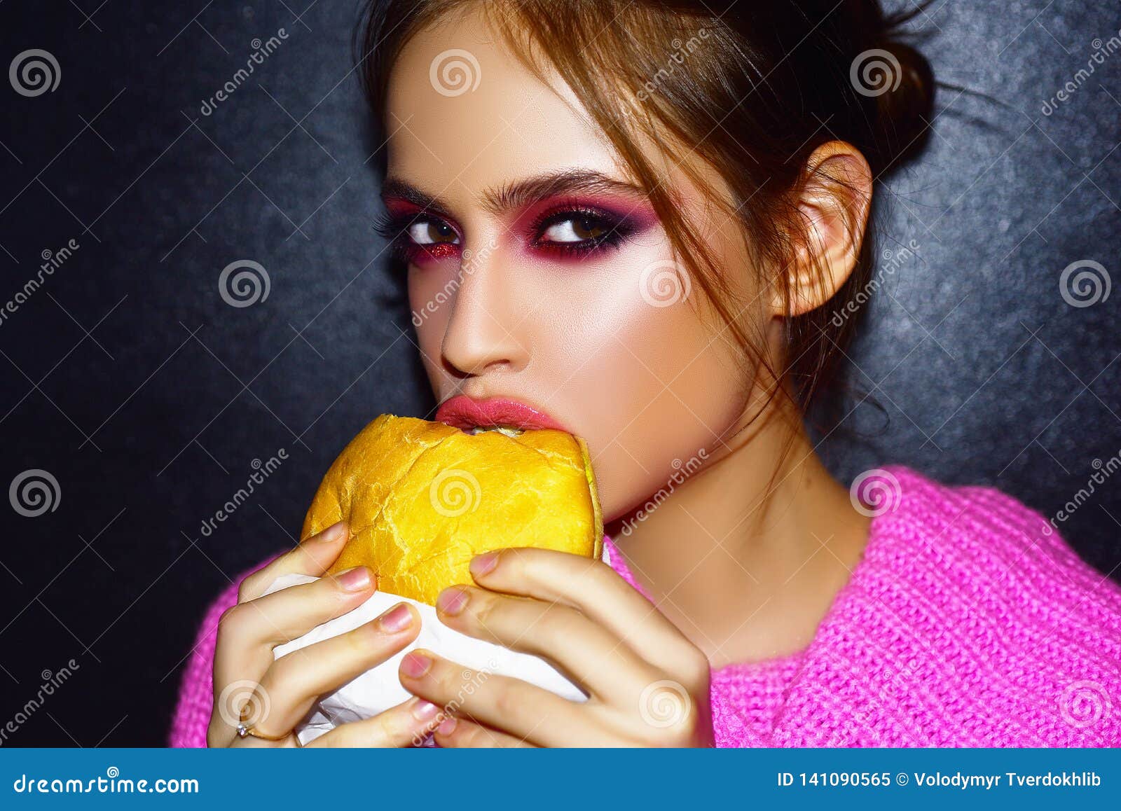 Jogos E Comidas De Garotas Adolescentes Foto de Stock - Imagem de tecnologia, manche: 203584736