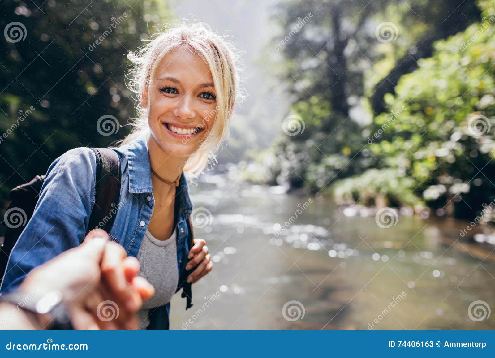 psykologi Hæl Erasure Woman Enjoying a Hike in Nature with Her Boyfriend Stock Image - Image of  leading, creek: 74406163