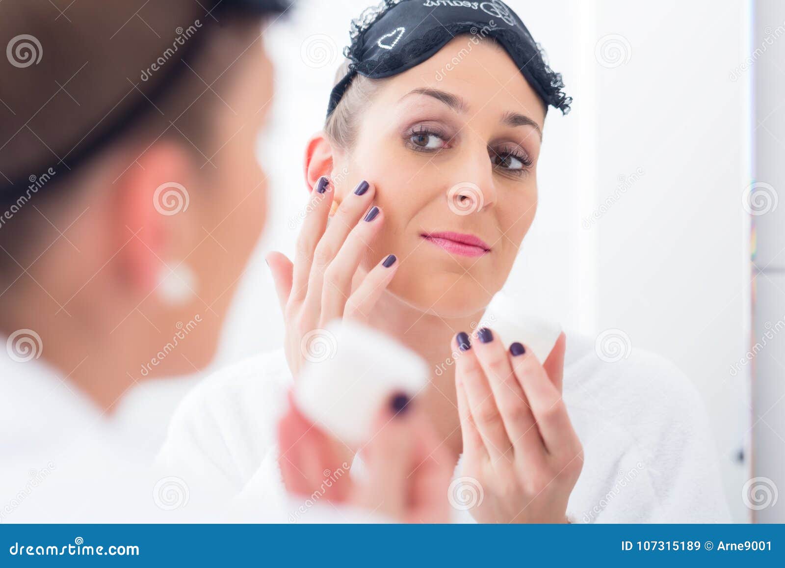 Woman Removing Her Makeup before Sleeping Stock Image Image of face, vanity 107315189