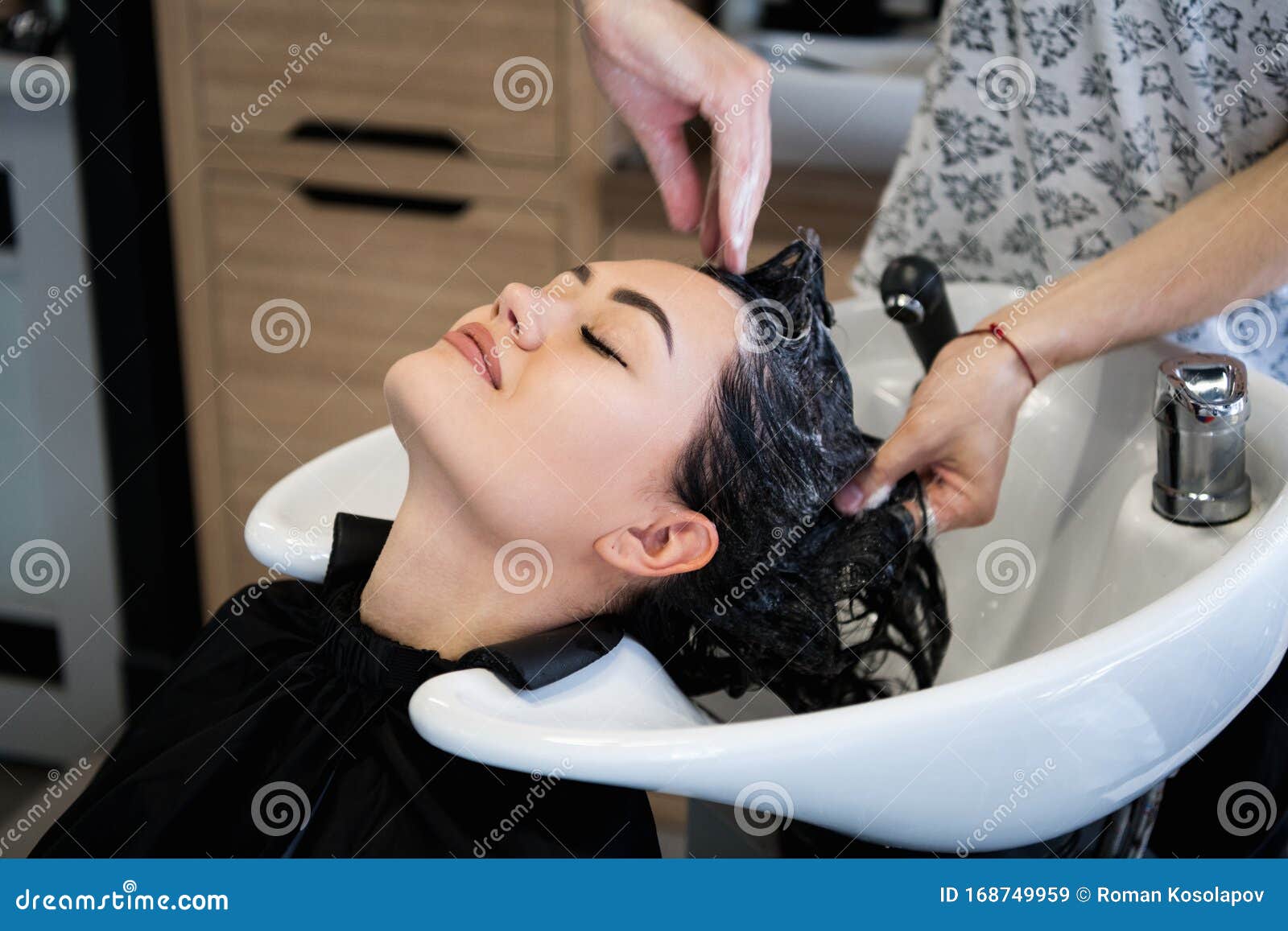 Woman getting hair wash done at salon  Jacob Lund Photography Store  premium stock photo