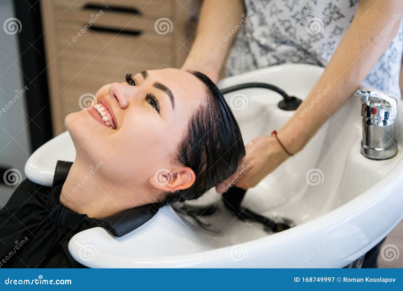 Woman Getting Hair Treatment in a Spa Salon Using Shampoo for Hair, Beauty  Salon, Hair Wash Stock Image - Image of long, hairdresser: 168749997
