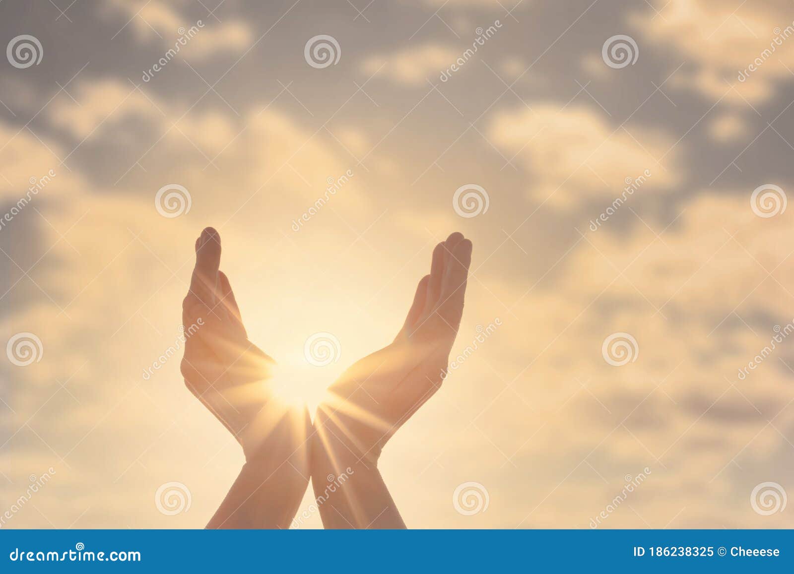 Солнышко в руках о чем песня. Солнце в руках. Руки держат солнце. Женские руки и солнце Графика. Прикрывается рукой от солнца.